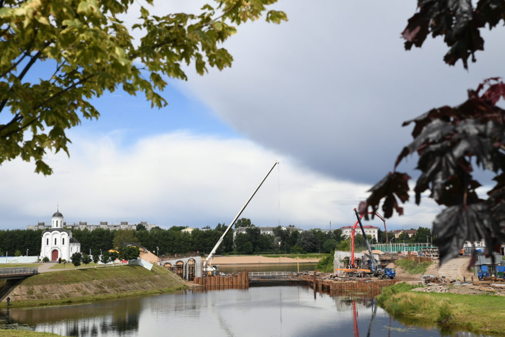 Игорь Руденя и Зарина Догузова осмотрели строящийся мост через Тьмаку в Твери