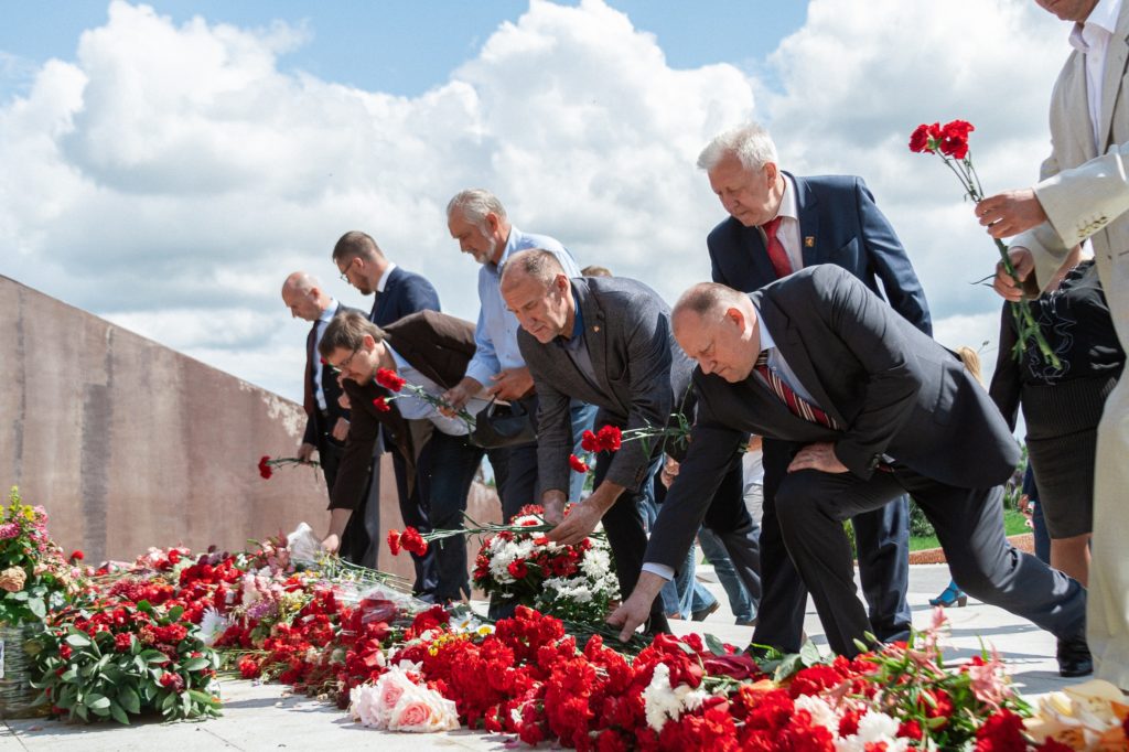 Депутаты Законодательного Собрания Тверской области возложили цветы к мемориалу Советскому солдату в Ржевском районе