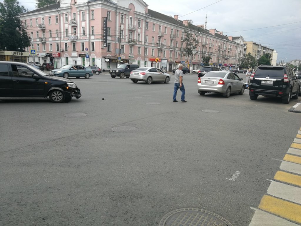 В Твери водитель на Ладе сбил инспектора ДПС на мотоцикле