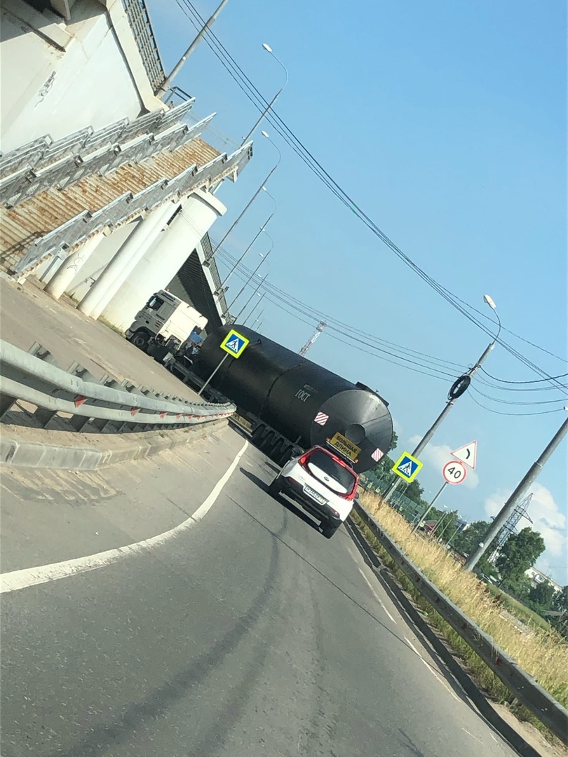В Пролетарском районе Твери грузовик, застрявший под мостом, перегородил дорогу