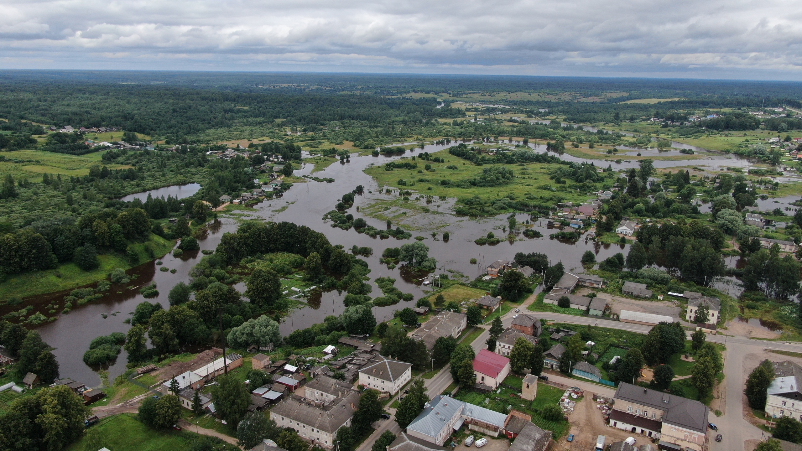 Вода залила улицы города в Тверской области Вода залила улицы города в Тверской области
