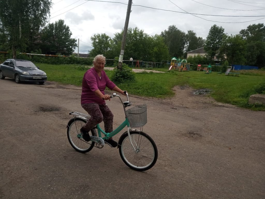 Сельские жители подарили почтальону из Тверской области новый велосипед взамен украденного