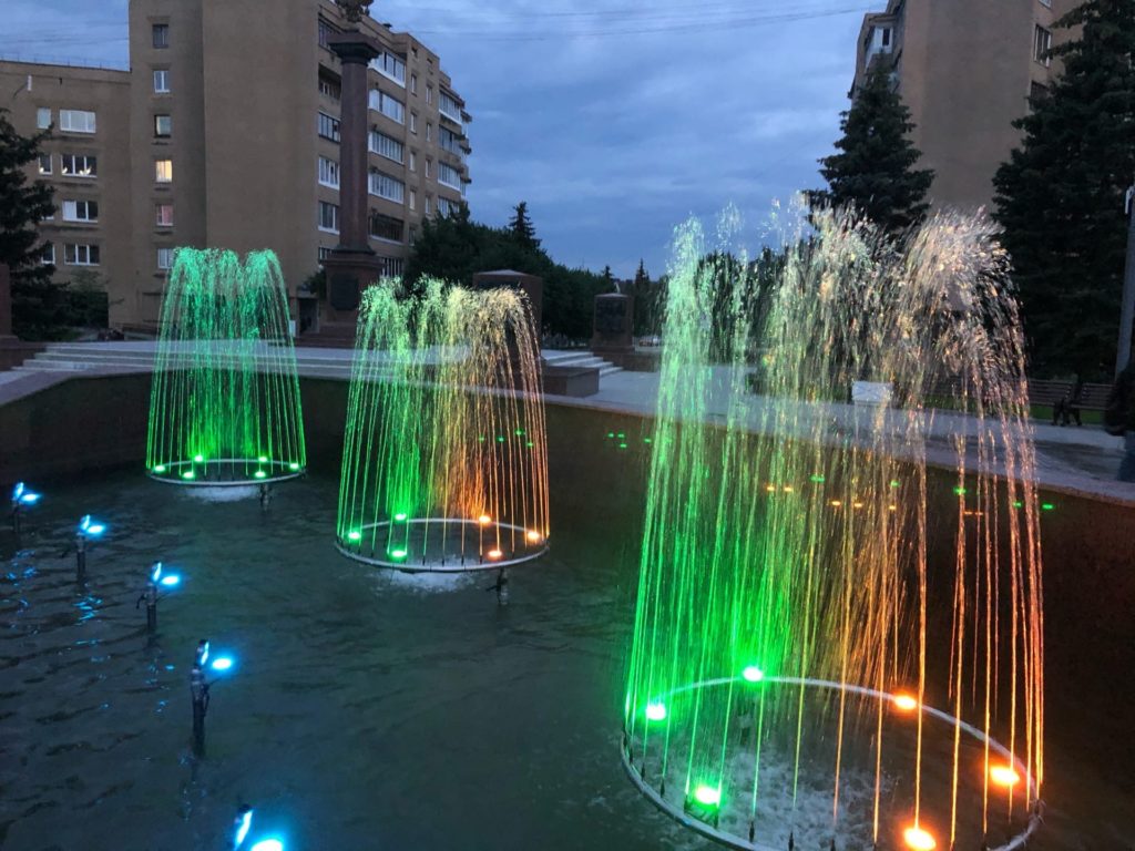 Ночная красота: жители Твери снимают фото и видео у фонтанов с подсветкой