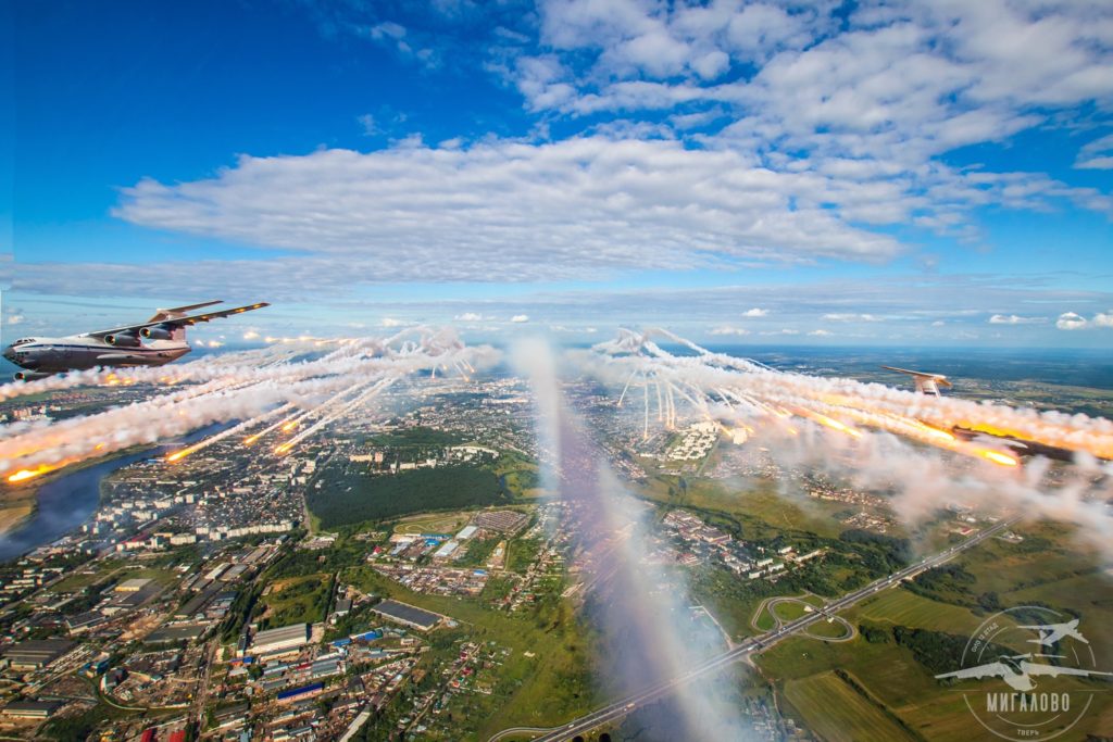 Летчики в небе над Тверью устроили огненное шоу