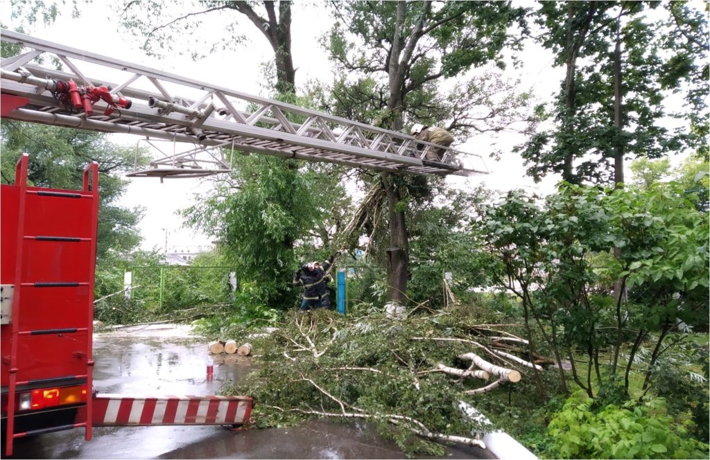 В Твери устраняют последствия стихии