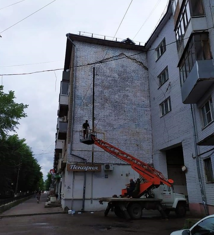 Спорное граффити с изображением Солженицына все-таки закрасили в Твери