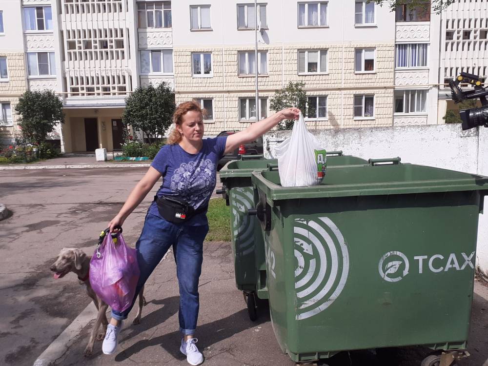 Жительница Твери научила собаку убирать мусор за людьми