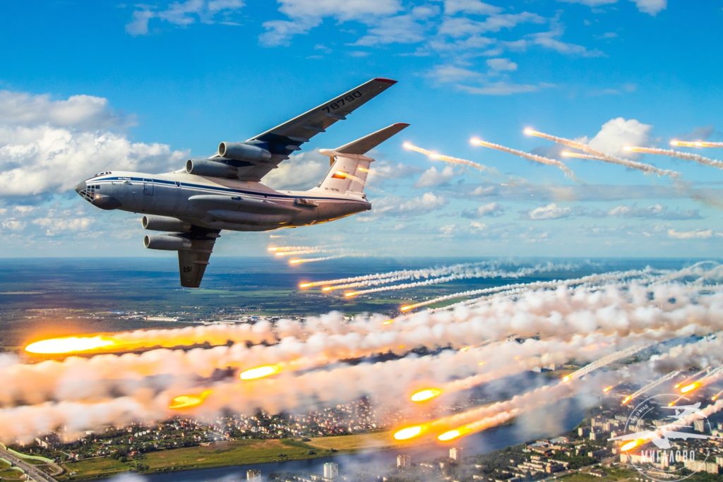 Летчики в небе над Тверью устроили огненное шоу