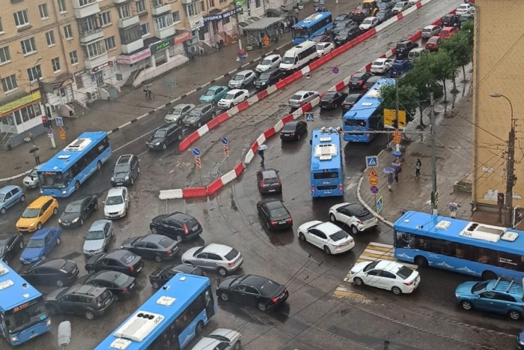 Ремонт на дороге в Твери создал транспортный коллапс