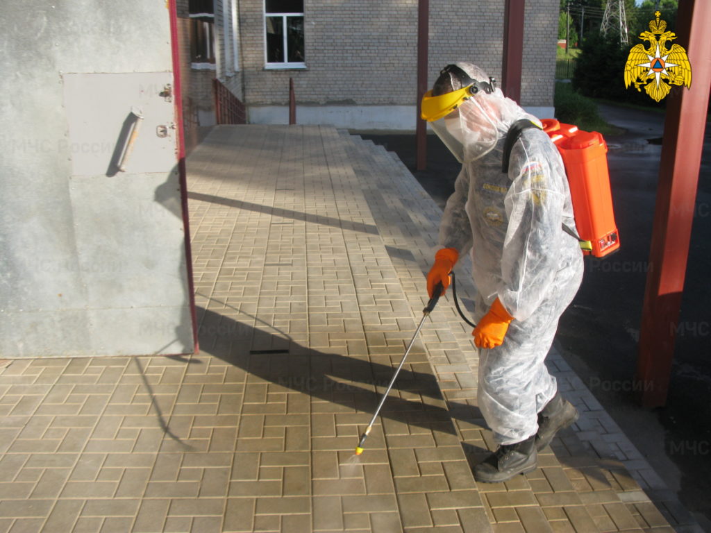 Сотрудники МЧС помогают дезинфицировать школы перед началом ЕГЭ