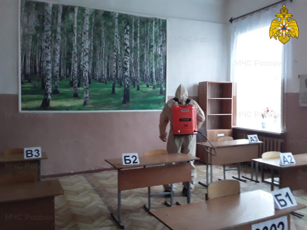 Сотрудники МЧС помогают дезинфицировать школы перед началом ЕГЭ