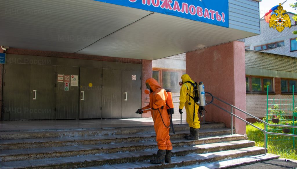 Сотрудники МЧС помогают дезинфицировать школы перед началом ЕГЭ