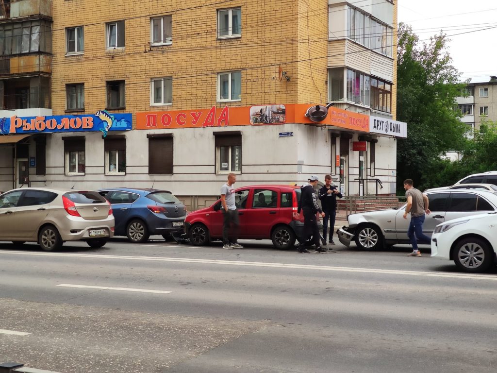 Три автомобиля сошлись в ДТП на Волоколамке в Твери и даже не устроили пробку Три автомобиля сошлись в ДТП на Волоколамке в Твери и даже не устроили пробку
