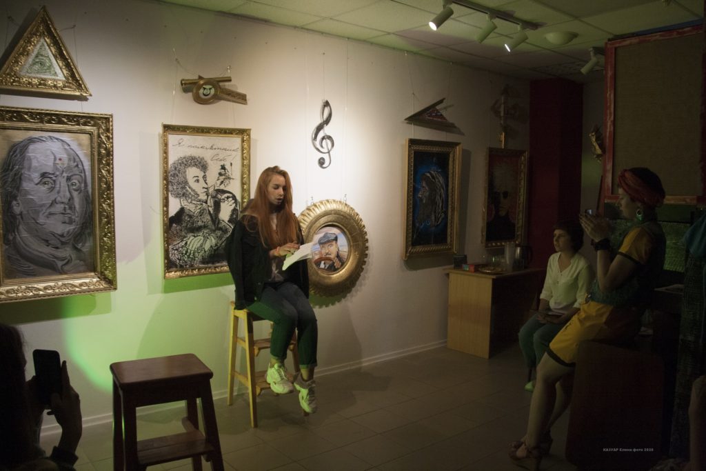 Поэты на табуретке прочитали стихи о Твери