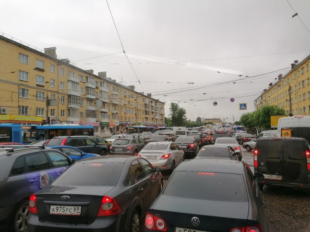 Заволжье в Твери встало в пробке