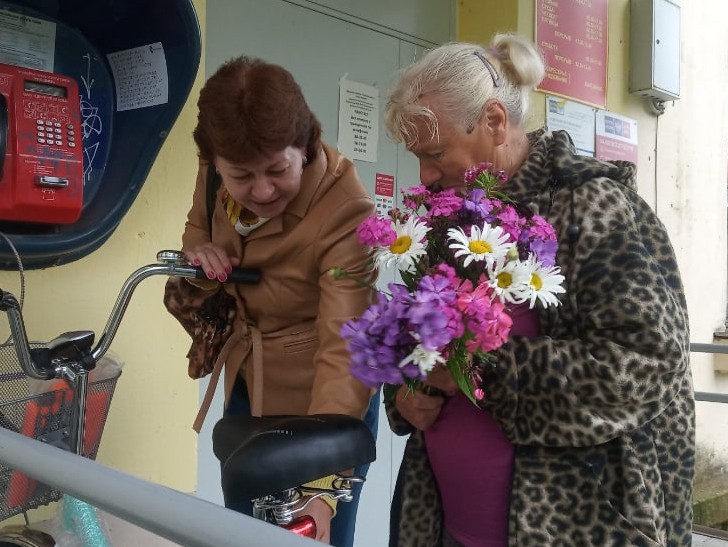 Сельские жители подарили почтальону из Тверской области новый велосипед взамен украденного Сельские жители подарили почтальону из Тверской области новый велосипед взамен украденного