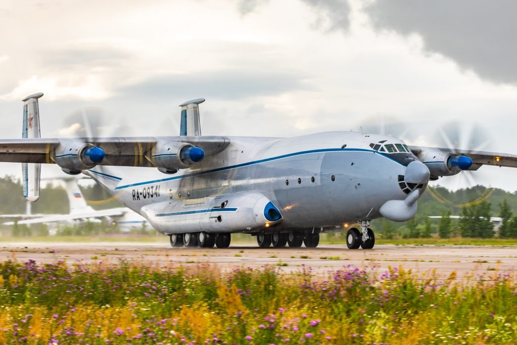 Полёты самого большого турбовинтового самолета Ан-22 «Антей» в Тверской области попали на фото Полёты самого большого турбовинтового самолета Ан-22 «Антей» в Тверской области попали на фото