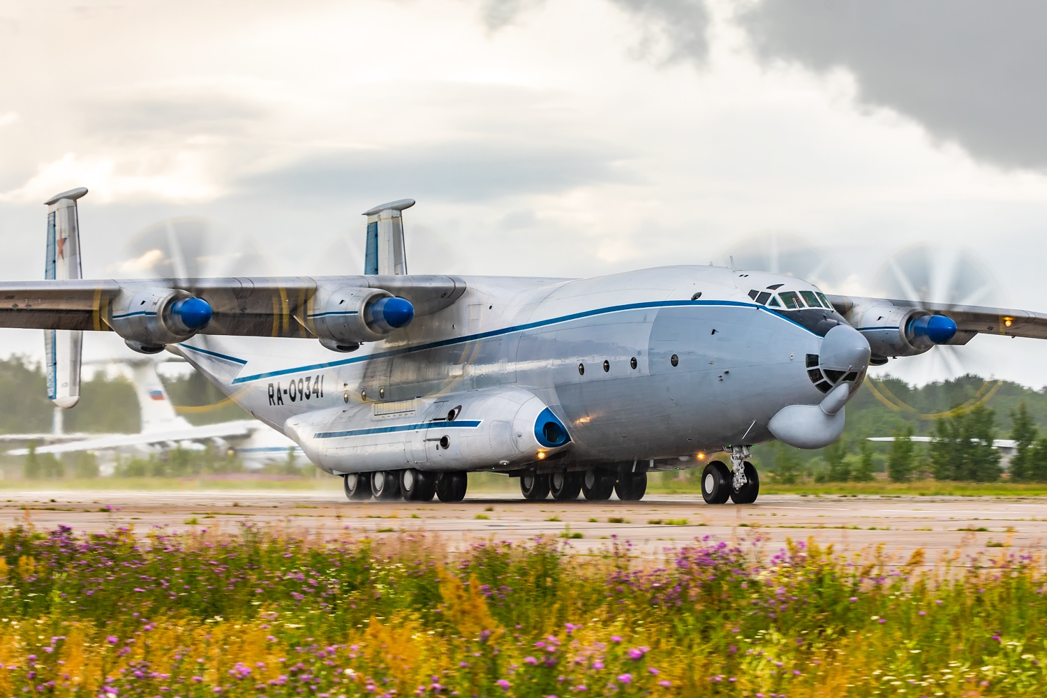 Полёты самого большого турбовинтового самолета Ан-22 «Антей» в Тверской области попали на фото Полёты самого большого турбовинтового самолета Ан-22 «Антей» в Тверской области попали на фото