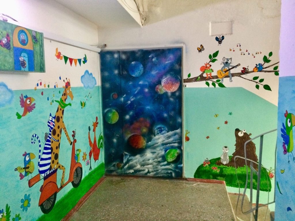 В Тверской области художница украсила подъезд