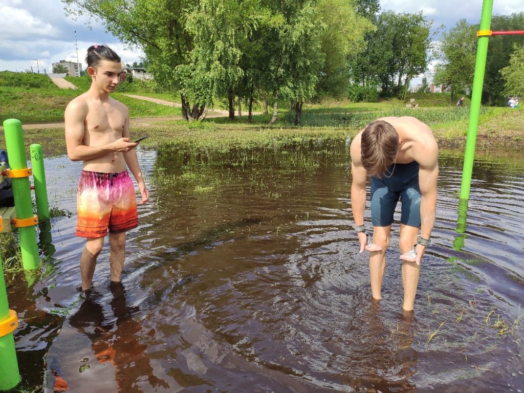 В Твери спортсмены занимались на турниках в затопленном парке Тьмака В Твери спортсмены занимались на турниках в затопленном парке Тьмака