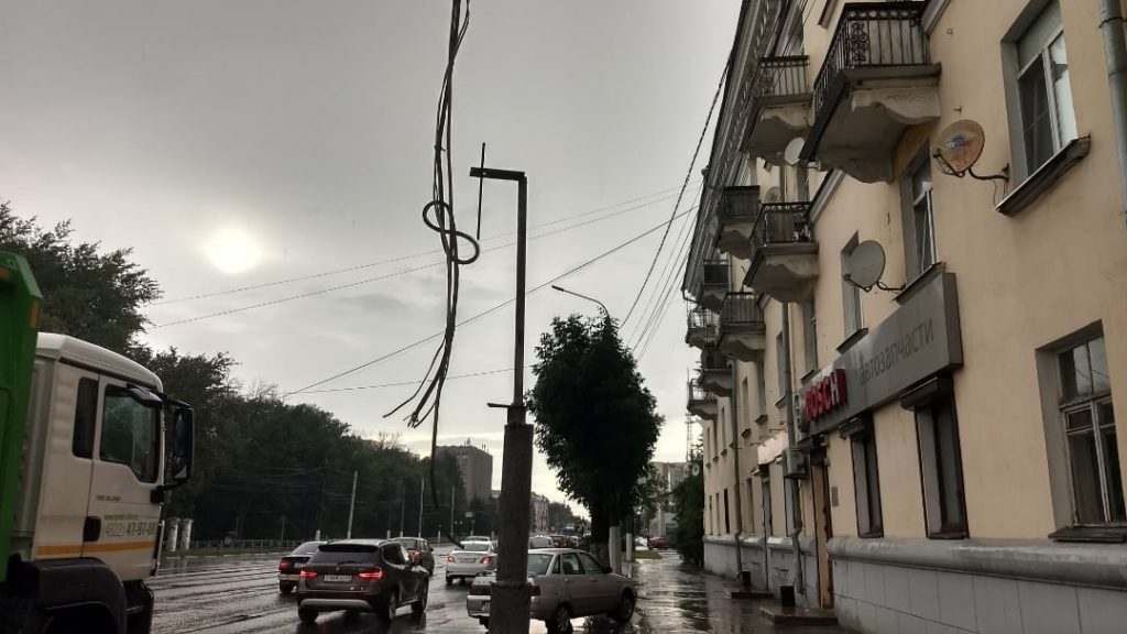 Жители Тверской области делятся в социальных сетях видеозаписями стихии и ее последствий