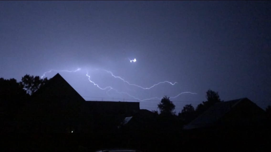 Светящиеся облака и спиральные молнии сфотографировали жители Тверской области