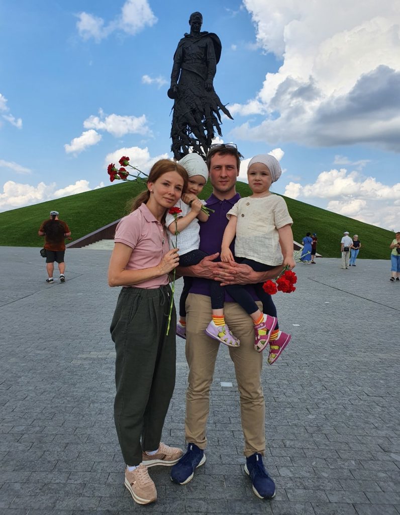 Скульптор Андрей Коробцов вместе с семьей побывал на Ржевском мемориале Скульптор Андрей Коробцов вместе с семьей побывал на Ржевском мемориале