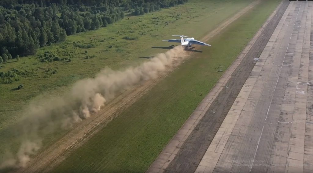 Тверские лётчики совершили сложную посадку грузового самолёта на грунтовую полосу