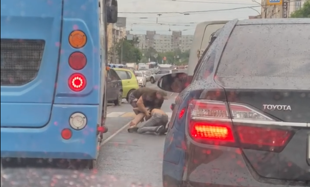 Двое водителей не поделили место в пробке и устроили драку на дороге в Твери Двое водителей не поделили место в пробке и устроили драку на дороге в Твери