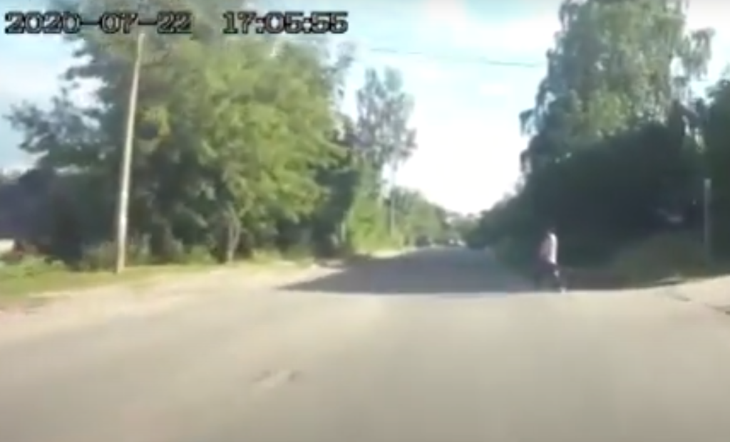 Появилось видео наезда на пожилую женщину в Тверской области Появилось видео наезда на пожилую женщину в Тверской области