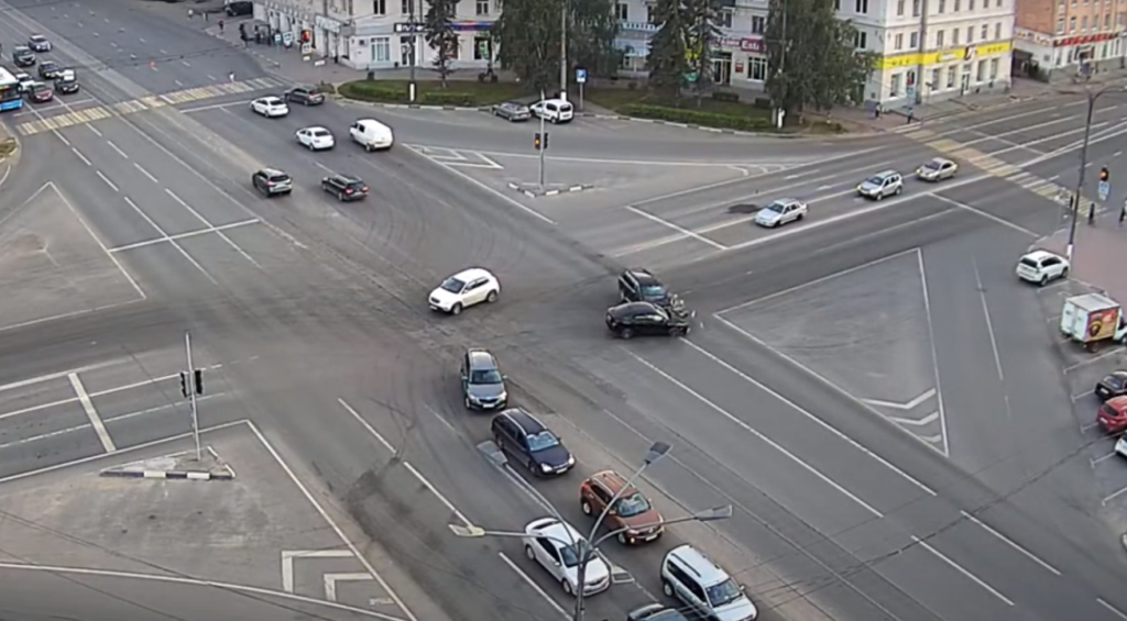 Опубликовано видео момента серьезного ДТП на площади Капошвара в Твери
