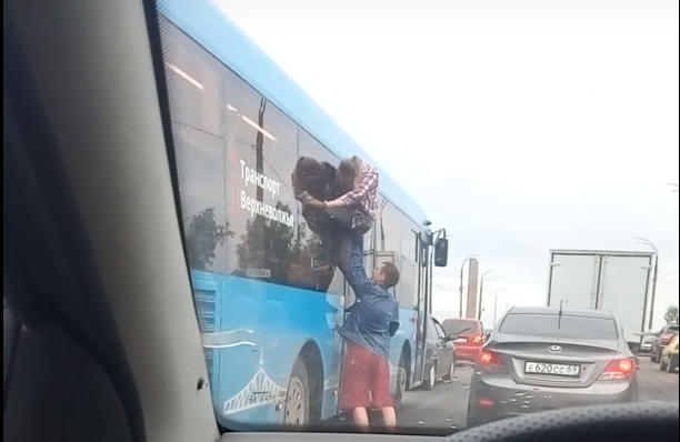 Молодые люди вылезли из окна автобуса посреди дороги в Твери Молодые люди вылезли из окна автобуса посреди дороги в Твери