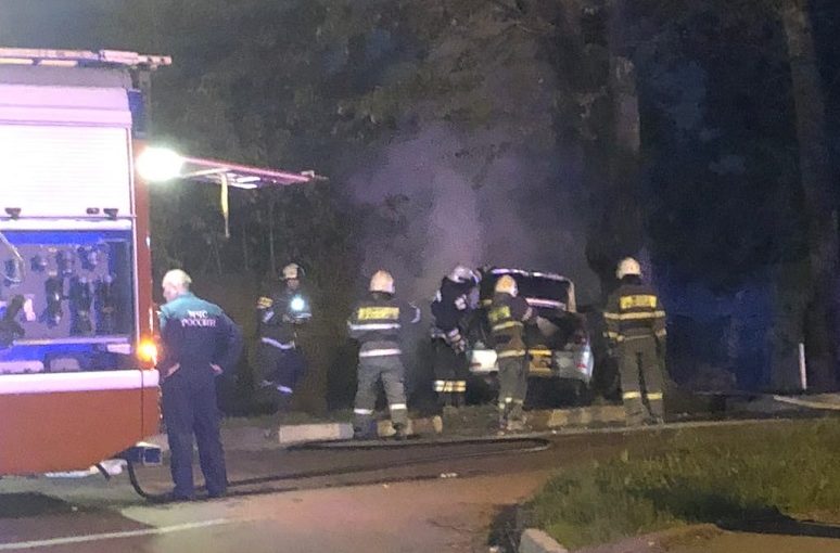 В Твери водитель чуть не сгорел в машине, но его спасли прохожие В Твери водитель чуть не сгорел в машине, но его спасли прохожие