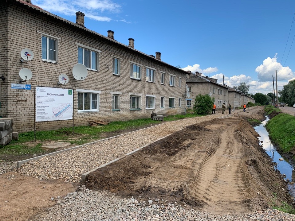 В Торопце сажают туи и устанавливают скамейки