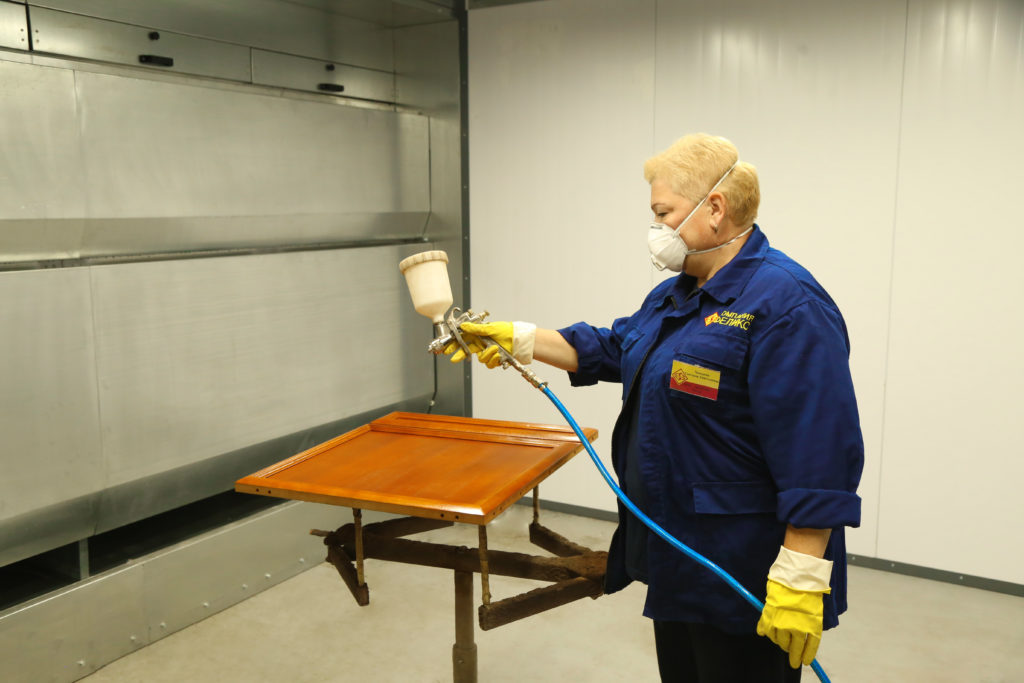 Новое лакокрасочное оборудование установили на мебельной фабрике в Тверской области