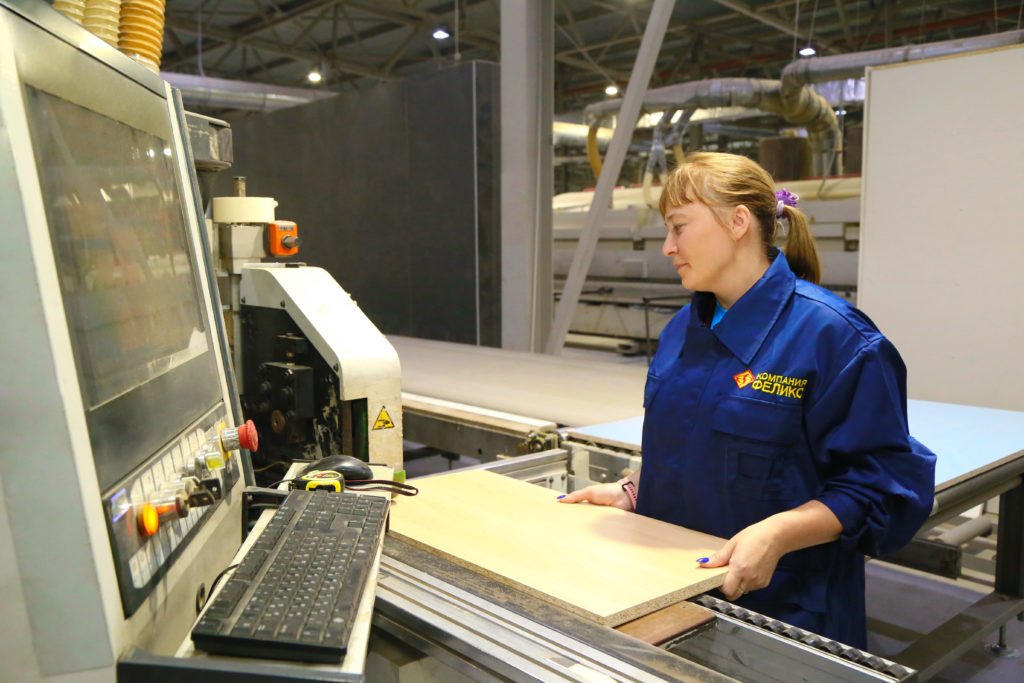 Новое лакокрасочное оборудование установили на мебельной фабрике в Тверской области