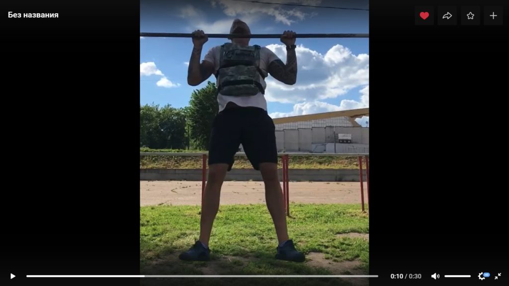 Тренер из Твери показал, как подтягивается в бронежилете
