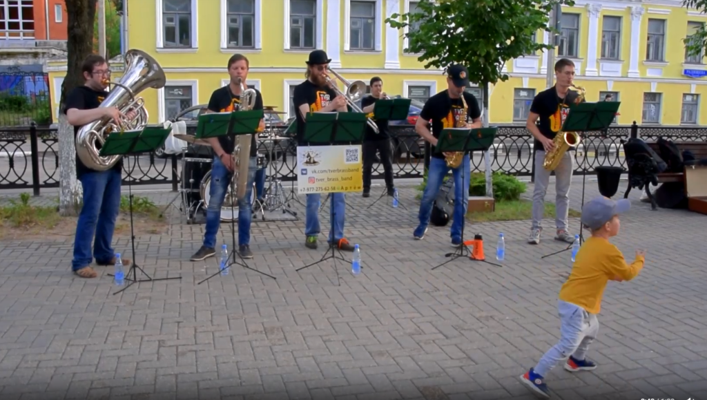Духовой оркестр выступил на улице в Твери