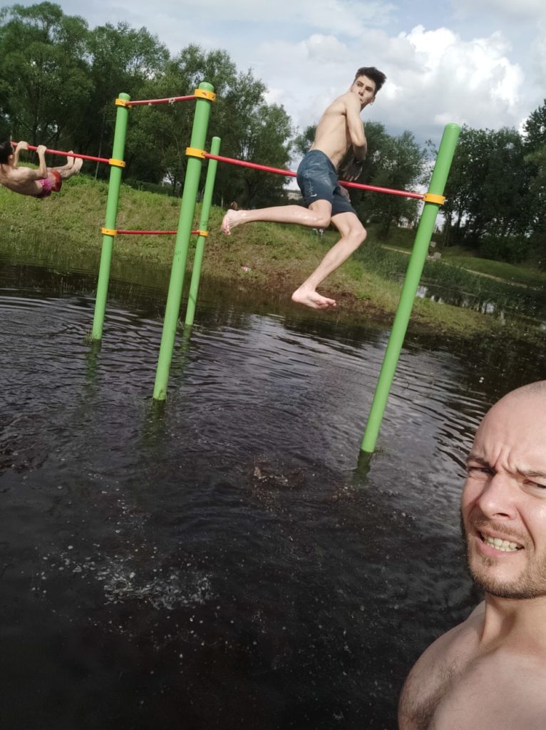 В Твери спортсмены занимались на турниках в затопленном парке Тьмака