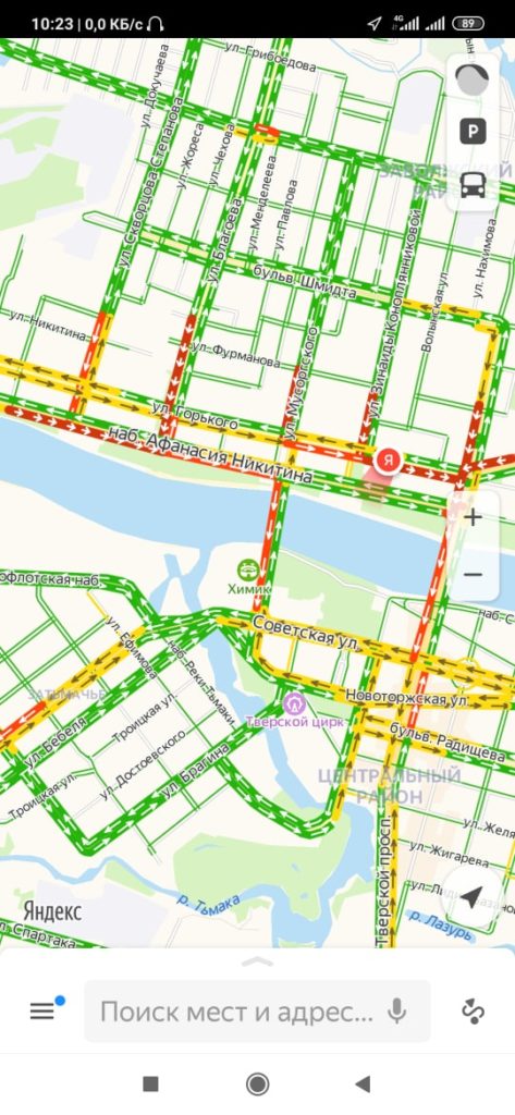 В Заволжском районе Твери выстроилась большая автомобильная пробка