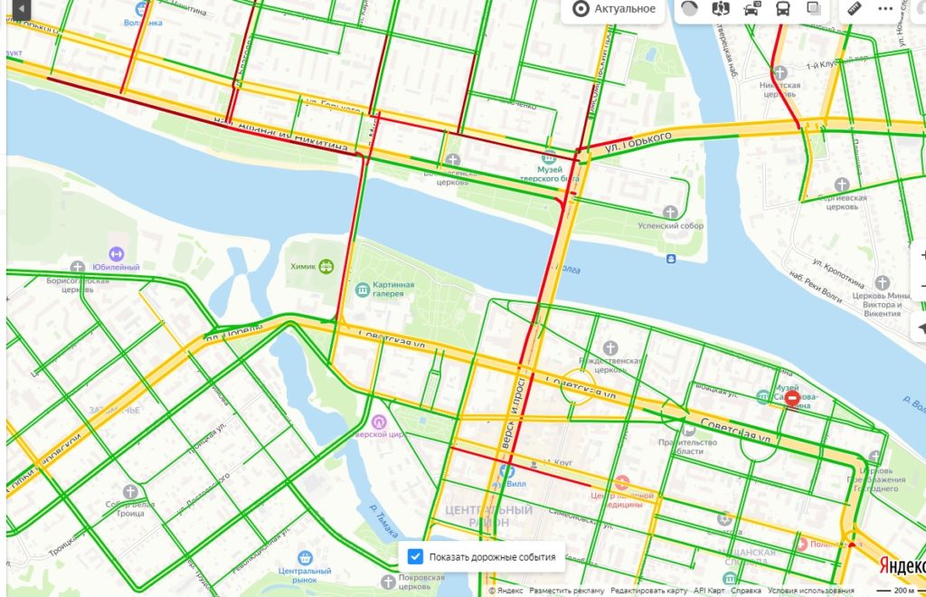 В Заволжском районе Твери выстроилась большая автомобильная пробка