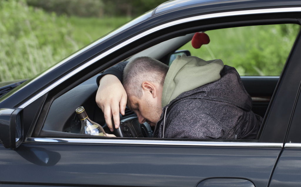 Мужчина похитил у спящего собутыльника ключи от машины и поехал кататься по Тверской области