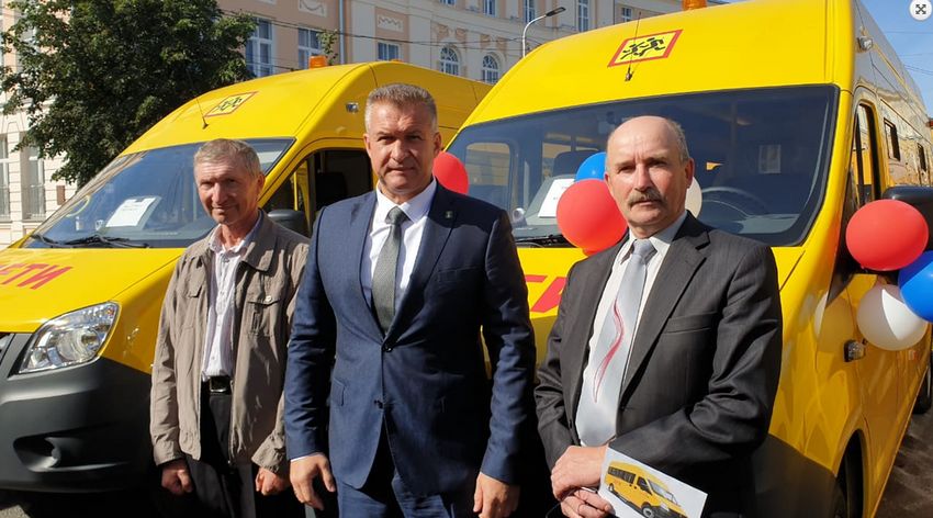 Торопецкий район получил два новых школьных автобуса