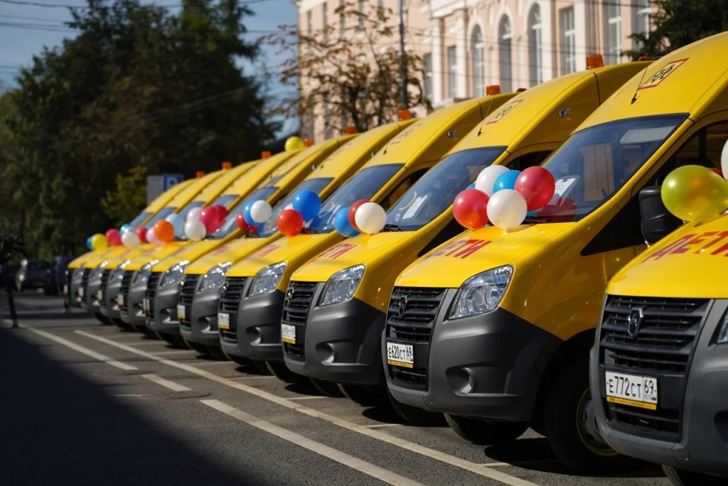 Игорь Руденя вручил ключи от 30 новых школьных автобусов представителям городов и районов Тверской области
