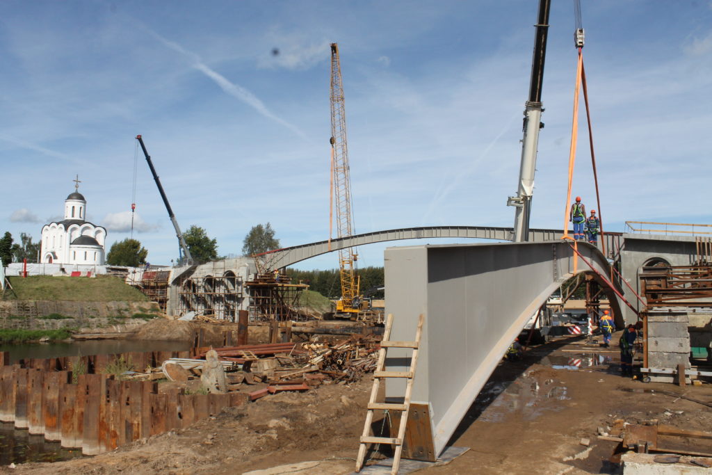В Твери продолжается строительство пешеходного моста на Остров Памяти В Твери продолжается строительство пешеходного моста на Остров Памяти