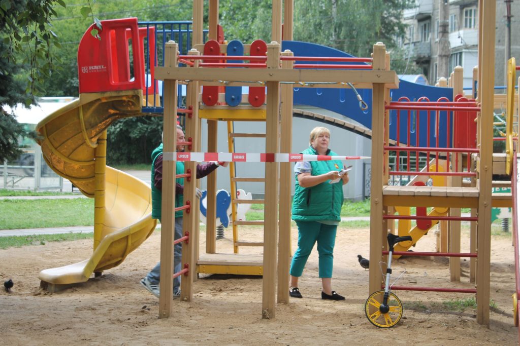 В Твери обследуют детские площадки и проверяют их безопасность