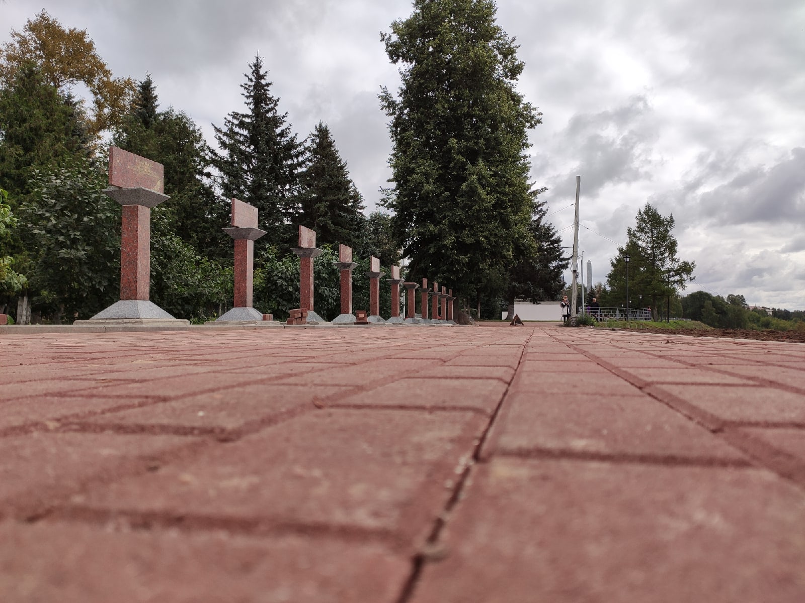 Роман Крылов и Андрей Белоцерковский посетили Аллею Героев во Ржеве