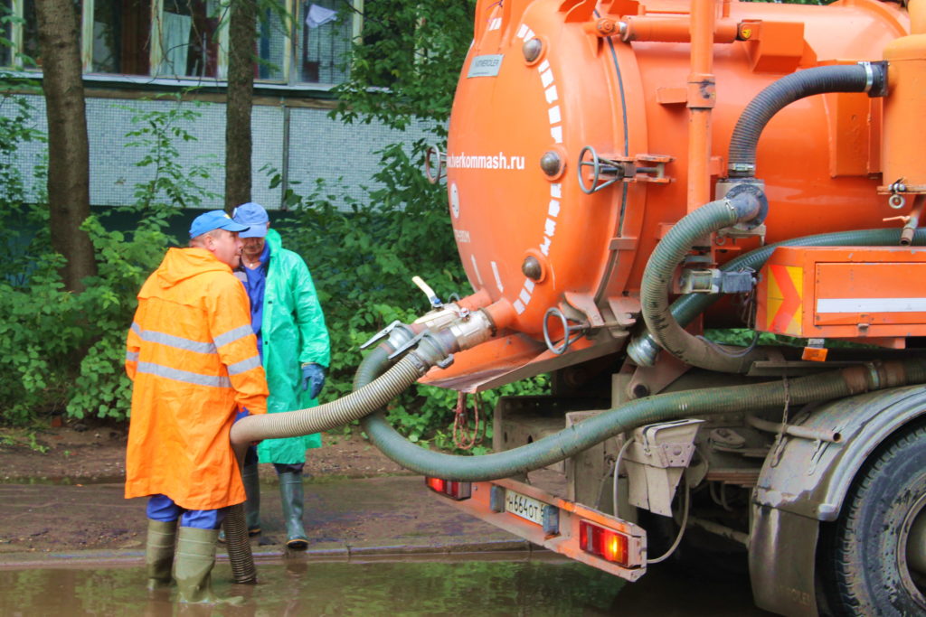 С улиц Твери откачивают воду после дождливой ночи С улиц Твери откачивают воду после дождливой ночи