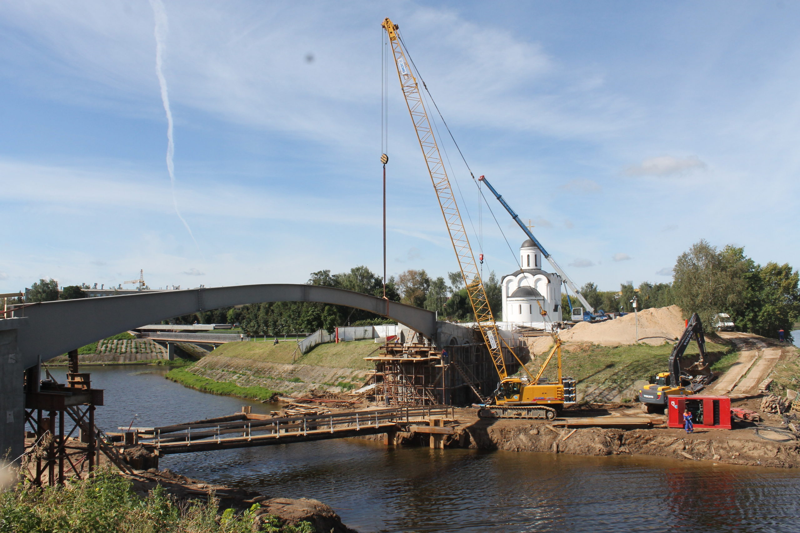 В Твери продолжается строительство пешеходного моста на Остров Памяти 