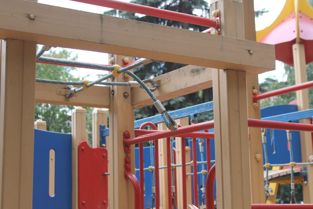 В Твери обследуют детские площадки и проверяют их безопасность